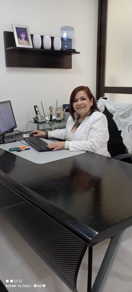 Dra. Solange Martínez trabajando en su consultorio con equipos de diagnóstico