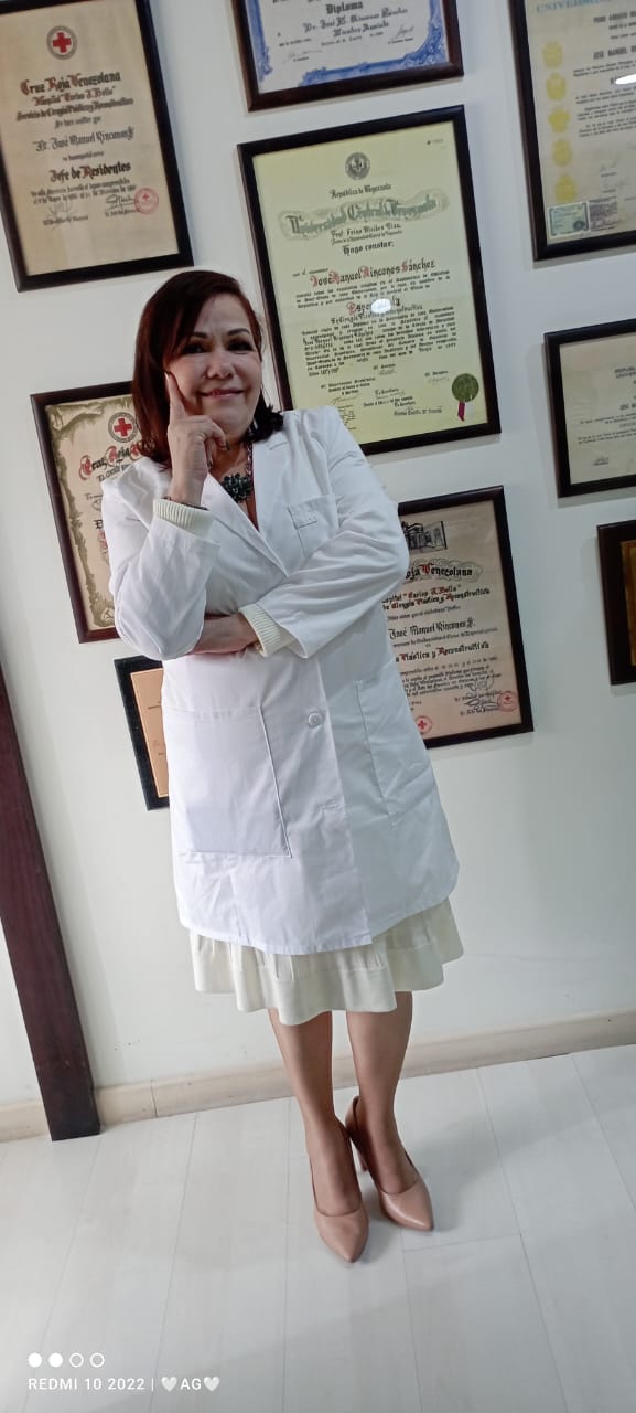 Dra. Solange Martínez, cardióloga intensivista, de pie frente a sus diplomas y reconocimientos médicos