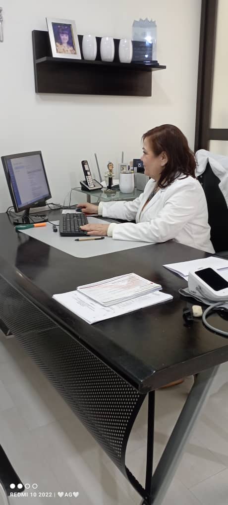 Retrato de la Dra. Solange Martínez sonriendo en su consultorio