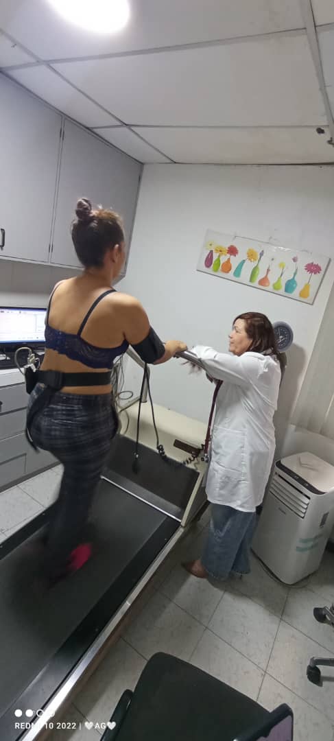 Paciente realizando prueba de esfuerzo con monitoreo cardíaco en el consultorio de la Dra. Solange Martínez